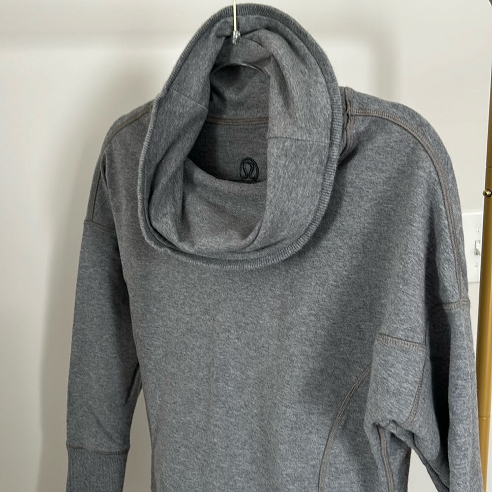 Lululemon size 4 cowl neck sweatshirt